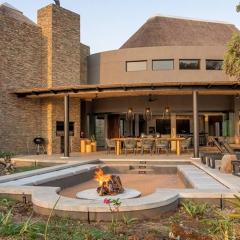 Luxury Villa looking onto Kruger National Park