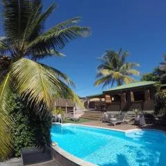 RARE : Bungalow bois avec piscine privée , Gîte ti plaisir