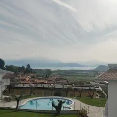 Bilocale in residence vista lago con piscina