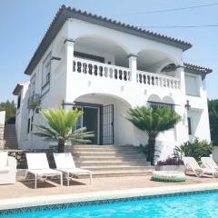 Villa with a big garden and heated pool