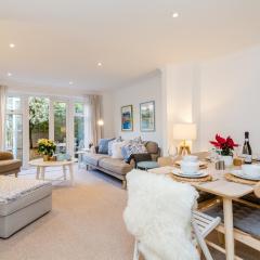 Modern Mews House with Free Parking Space, and Patio by Huluki Sussex Stays