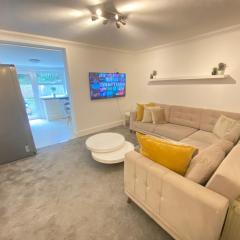 4 Bed house sleeps 8 next to Chatham station and Chatham city centre