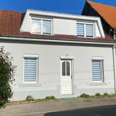 Maison de village avec jardin 15mn des plages, wifi, 2 chambres, jardin