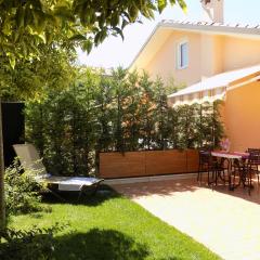 MillyHolidays - Apartment Lillà in the Center with Private Garden and Spa Pool