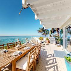 Pacific Ocean Paradise with an Expansive Deck, Balcony, Amazing Views, & Free WiFi