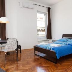 Spacious 4-bedroom apartment in pedestrian zone