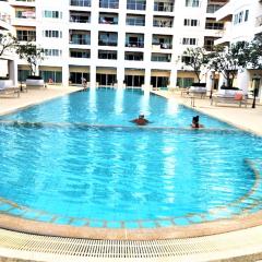 Platinum Suites, Thepprasit Road - large top floor studio