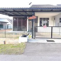 MODERN , SPACIOUS GAMBANG UMP 18 Guest House