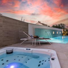 Villa Elena Deluxe mit Whirlpool und beheiztem Pool am Meer und wunderschönen Blick auf die Brijuni Inseln