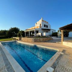 Casa Esperança - carefree living with big private pool and great views