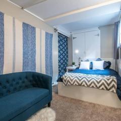 Central 2 bedroom unit with 3 beds and 3 large TVs