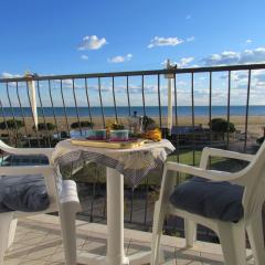 Beachfront flat with view