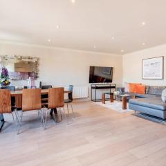 Stunning 3-bedroom in the heart of London with parking-hosted by Sweetstay