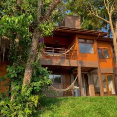 Casa na montanha em condomínio de alto padrão