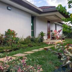 Cosy 2-bedroom home with garden and free parking