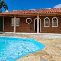 Confortável casa com piscina e churrasqueira a 100m da praia