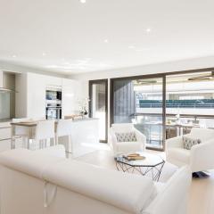 Carlton area XXL luxe 1 bed with large terrace