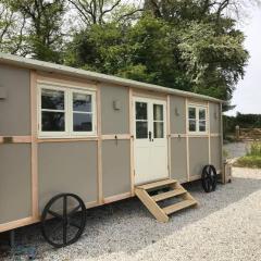 Stunning Shepherds Hut with Superb Views & Fire Pit near a Superb Gastro Pub