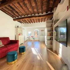 CASA ILARIA - Luminoso Appartamento con Vista nel Centro Storico
