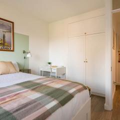 Stylish apartment with balcony, minutes from beach