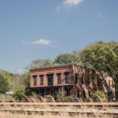 Beard and Lady Inn