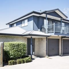 Silvertrees 5 - Central 3BR Townhouse l Lake Views l Spa l BBQ l WiFi