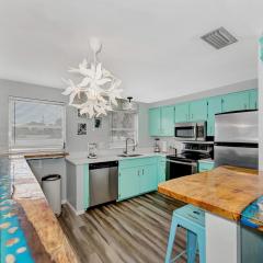 MERMAID HOUSE WITH POOL JACUZZI STEPS to SIESTA KEY BEACH