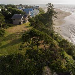 Panoramic Promontory: Bay View Beach House