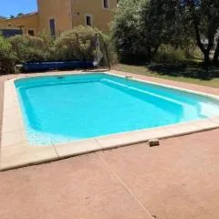 Charmant chalet à Cornillon-Confoux avec piscine partagée