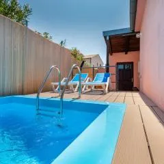 Modern Holiday Home with pool & 4 bikes, near center