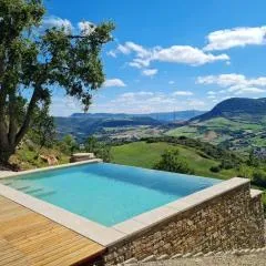 Maison charmante à Saint-Georges-de-Luzençon avec jacuzzi