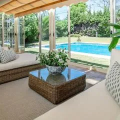 CLN- Spacious 6 bedroom villa next to beach