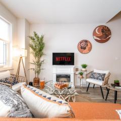 Bali Style Home - King Bed - Fireplace - Jacuzzi - Fast Wi-Fi - Free Netflix & Garage Parking