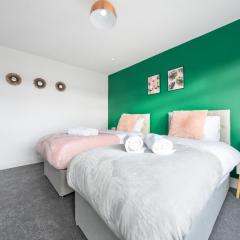 Peaceful 3BR Home, Sleeps 5, Contractor Stay-Friendly, Near M25, Free Parking