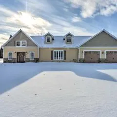 Upstate Hideaway w/ Hot Tub, 13 Mi to Malone!