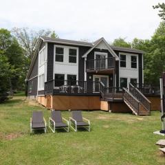 Entire Luxurious Waterfront Peninsula Cottage - 7 Bedroom with Hottub
