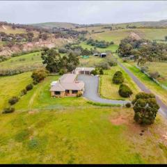 Peaceful FarmHouse stay next to Bacchus Marsh Town