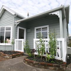 Kingwell Cottage - New Plymouth Holiday Home