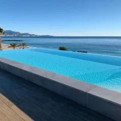 Appartement climatisé les pieds dans l'eau pour 6 personnes avec 1 suite parentale, 1 chambre double et 1 mini chambre Piscine sur le toit clim garage