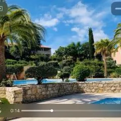 2P Terrasse vue piscine et jardin tropical La Croix Valmer