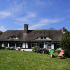 Belle Longère normande, cheminée et jardin arboré