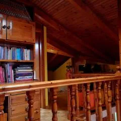 Ευχάριστο σαλέ με σοφίτα και τζάκι.