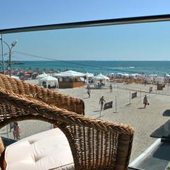 Ryanna Beach pe plaja Belona