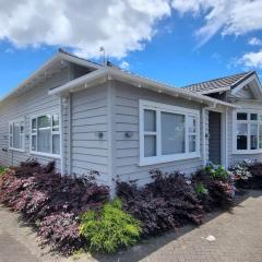 Central Auckland 5-Bedroom Villa with Free Parking