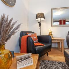 Vibrant & bright city centre apartment!