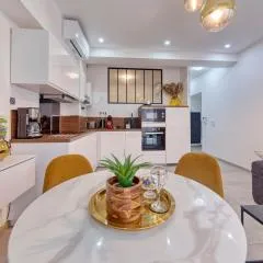 City Vibes, Indoor Parking, Breakfast & Air Conditioning