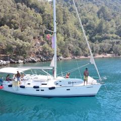 Exquisite 41ft Beneteau Oceanis Yacht 3 Cabins Cozy Lounge 2 Bathrooms and Your Dream Sailing Experience Awaits