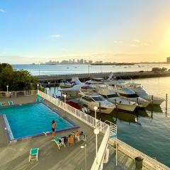 Deluxe waterfront one bedroom apartment with free parking 5 mins drive to Miami Beach