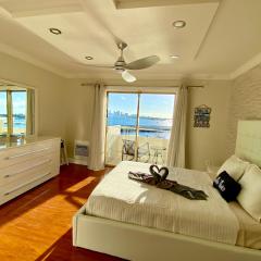 Deluxe waterfront one bedroom apartment with Miami Skyline view, free parking 5 mins drive to Miami Beach