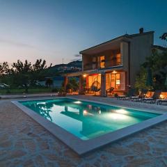 House with pool Ela